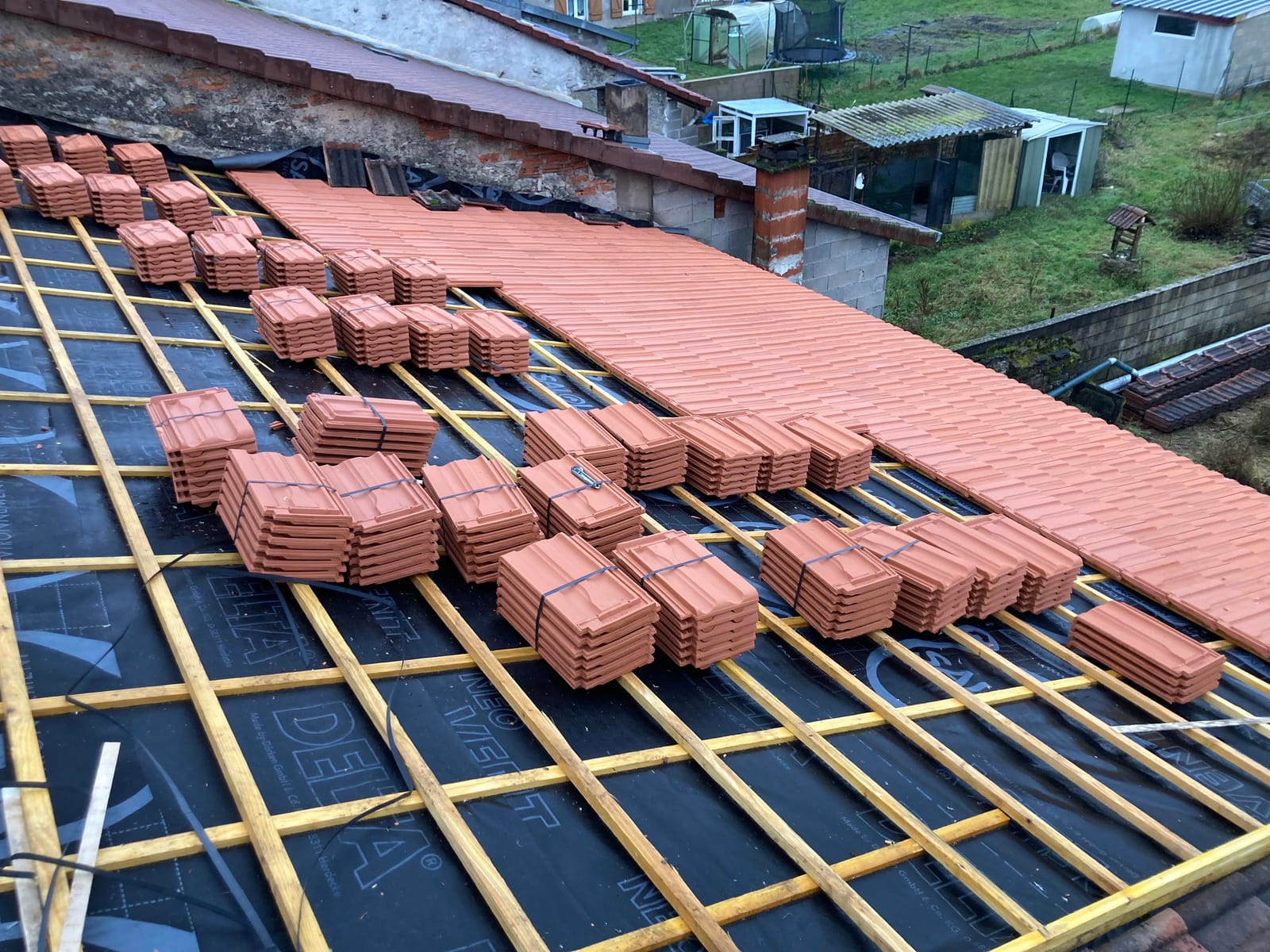 Rénovation : Réfection : écran sous-toiture, liteaux et tuiles neuves par Roland Toiture