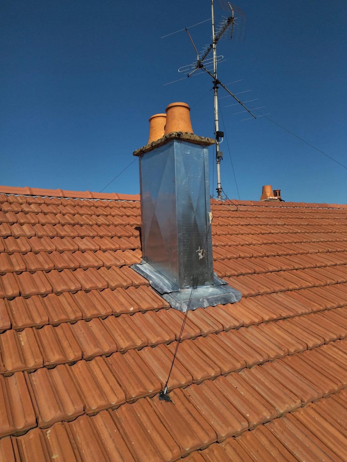 Habillage zinc et abergement de cheminée réalisés par Roland Toiture